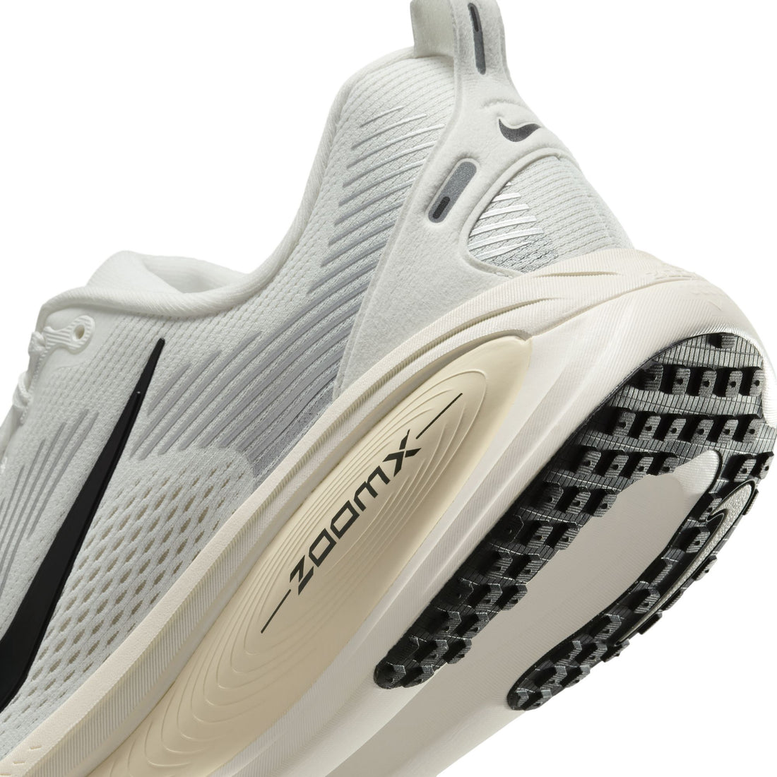 Nike Vomero 18 (Summit White/Black)
