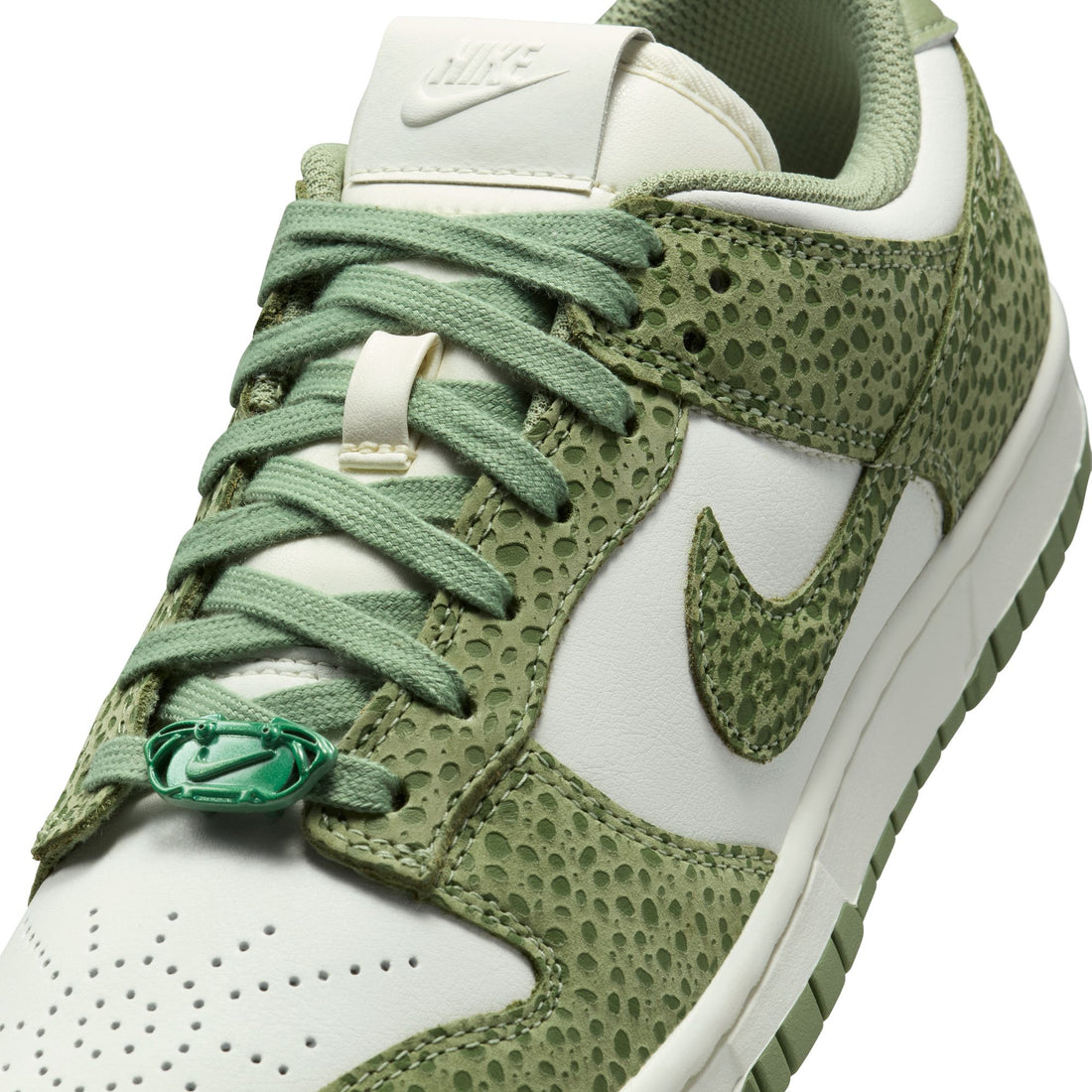 WMNS Nike Dunk Low PRM (Oil Green/Oil Green/Treeline)