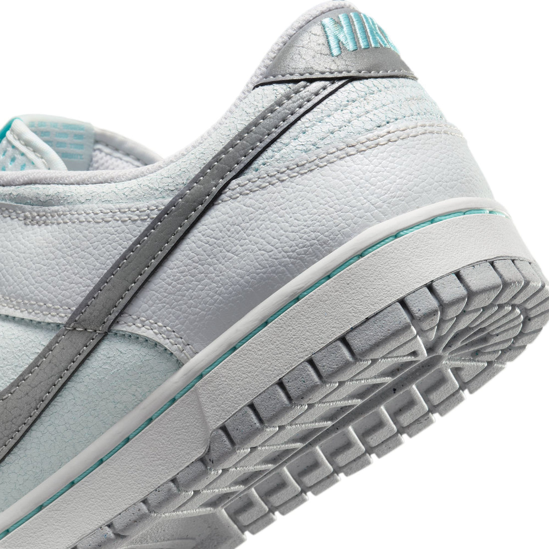 Nike Dunk Low Retro SE (Summit White/Metallic SIlver)