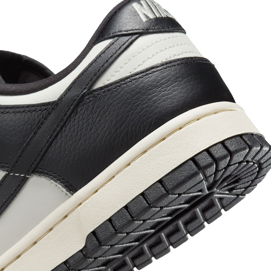 WMNS Nike Dunk Low SE (Sail/Black/Pale Ivory)