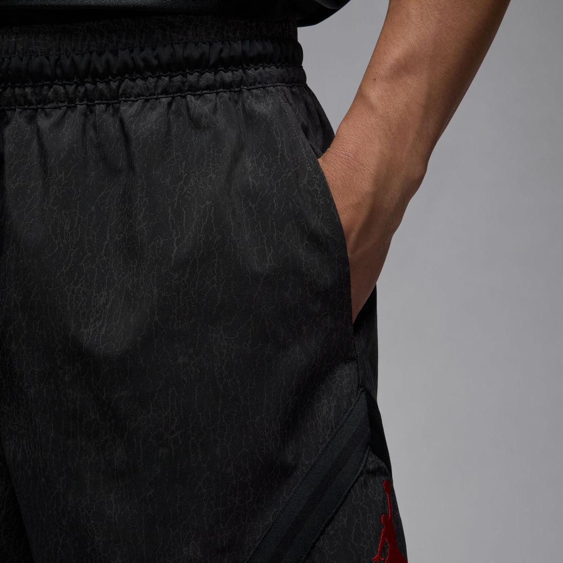 Air Jordan Woven Diamond Shorts (OFF NOIR/GYM RED)